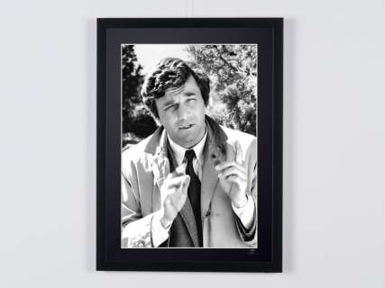 Columbo - Classic TV - Peter Falk As "Inspector Columbo" | Columbo - Classic TV - Peter Falk as "Inspector Columbo" - Fine Art Photography - Luxury Wooden Framed 70X50 cm - Limited Edition Nr 04 of 30 - Serial ID 30267 - Original Certificate (COA), Hologram Logo Editor and QR Code | Catawiki