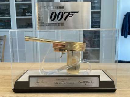 James Bond 007: The Man with the Golden Gun - Movie Prop Replica The Golden Gun - Signed Edition (Roger Moore & Christopher Lee) - Factory | Catawiki