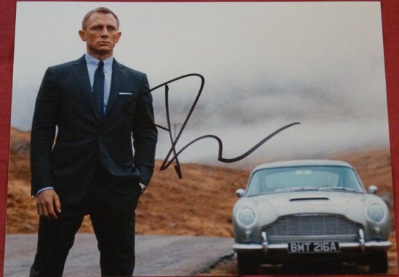 James Bond 007: Skyfall - Daniel Craig is James Bond 007 with his Aston Martin DB5 - autopgraph, photo, signed with Certified | Catawiki