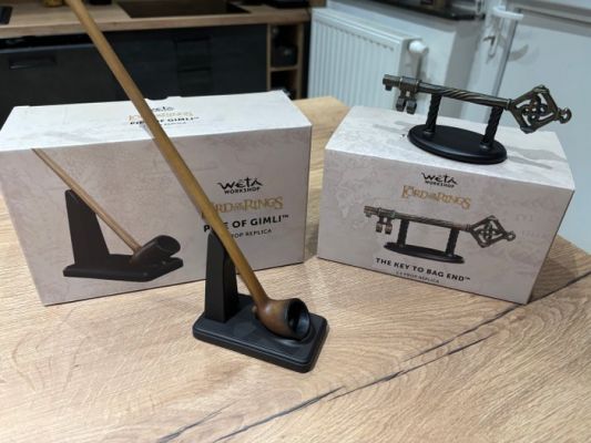 Lord of the Rings - Lot of 2 prop replicas: The Key to Bag End and Pipe of Gimli - Weta Workshop | Catawiki