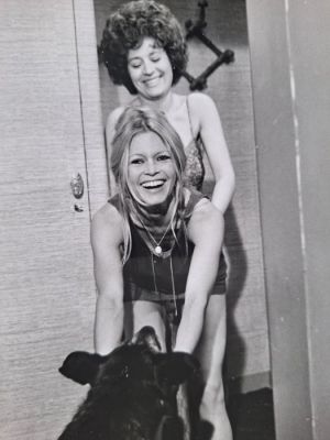 Unknown - Brigitte Bardot & Annie Girardot, "Les Novices", 1970 | Catawiki