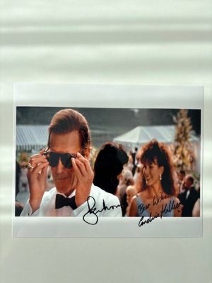 James Bond 007: A View To a Kill - Double signed Roger Moore as "James Bond" and Caroline Hallett (Bond Girl) with B’bc holographic COA | Catawiki