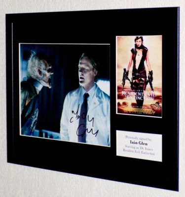 Resident Evil: Extinction - Iain Glen (Dr. Isaacs) Premium Framed, signed + Certificate of Authenticity | Catawiki