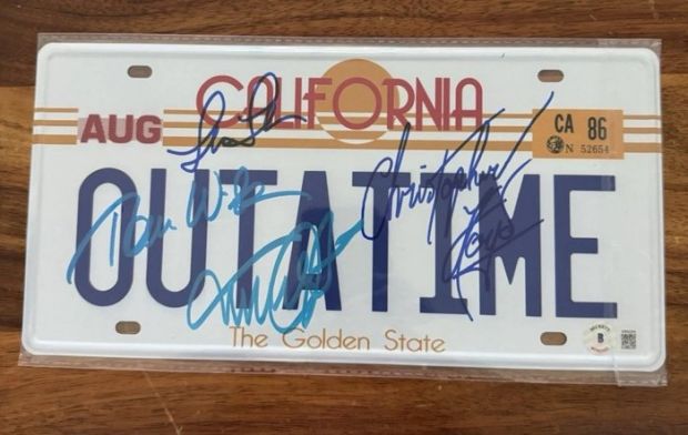Back to the Future - Replica License plate - Signed by 4 - Michael J Fox, Christopher Lloyd, Tom Wilson & Lea Thompson - | Catawiki