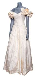 BATMAN (1989) - Lot #58 : Vicki Vale‘s (Kim Basinger) Photo-Matched White Dress