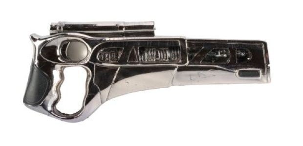 Men in Black: International (2019) | Lot 945 : Agent H’s (Chris Hemsworth) Stunt Series 7 De-Atomizer Blaster | Propstore