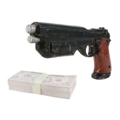 SPACE PRECINCT (TV SERIES, 1994-1995) - Lot #344 : Police Blaster and Money