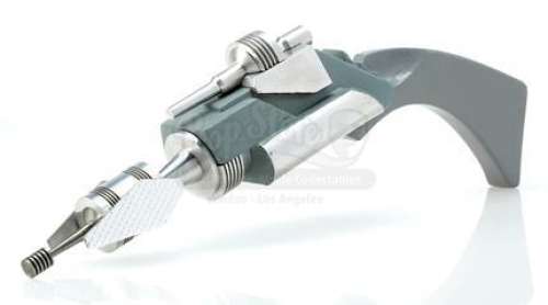 STAR TREK: THE ORIGINAL SERIES (1966-1969) - Lot 243 - Klingon Disruptor