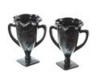 Grimm - Lot 519 - Renard‘s Bedroom Glass Trophy Vase Set