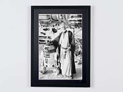 - Alec Guinness As « Ben Obi-Wan Kenobi » And R2-D2, Star Wars Episode Iv: a New Hope | Star Wars Episode IV: A New Hope, - Alec Guinness as « Ben Obi-Wan Kenobi » and R2-D2 - Fine Art Photography - Luxury Wooden Framed 70X50 cm - Limited Edition Nr 04 of 30 - Serial ID 20016 - - Original Certificate (COA), Hologram Logo Editor and… | Catawiki