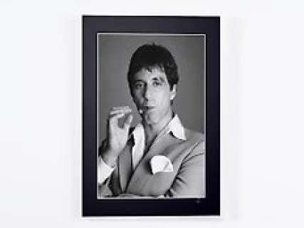 Scarface (1983) - Al Pacino As "Tony Montana" | Scarface (1983) - Al Pacino as "Tony Montana" - Fine Art Photography - Luxury Wooden Framed 70X50 cm - Limited Edition 01 of 30 - Serial ID 16782 - Original Certificate (COA), Hologram Logo Editor and QR Code | Catawiki