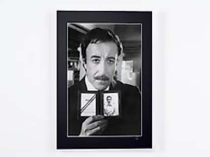 The Return of Pink Panther 1975 - Peter Sellers ( 1925 - 1980 ) | THE RETURN OF PINK PANTHER 1975 - PETER SELLERS ( 1925 - 1980 ) - Fine Art Photography - Luxury Wooden Framed 70X50 cm - Limited Edition Nr 01 of 30 - Serial ID 16817 - Original Certificate (COA), Hologram Logo Editor and QR Code | Catawiki