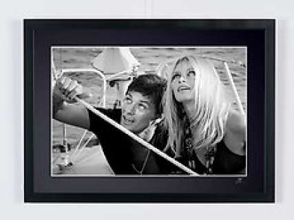 Brigitte Bardot & Alain Delon - Saint Tropez 1968 | Brigitte Bardot & Alain Delon - Saint Tropez 1968 - Fine Art Photography - Luxury Wooden Framed 70X50 cm - Limited Edition Nr 04 of 20 - Serial ID - Original Certificate (COA), Hologram Logo Editor and QR Code | Catawiki