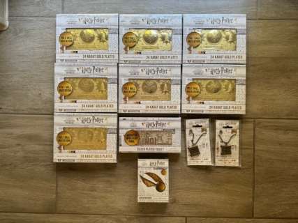 Harry Potter - 24K Gold plated Yule Ball ticket, Silver plated Quidditch Final ticket, 24K Gold plated Snitch pin | Catawiki