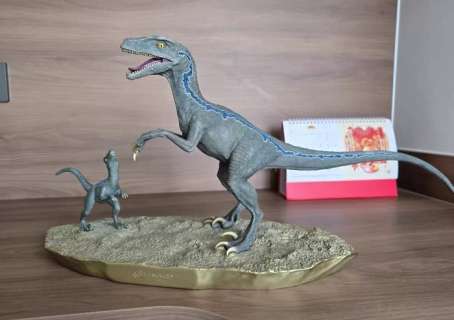 Jurrasic World - Scale: 1/8 Model: Velociraptor and Baby Dinosaur Brass Statue | Catawiki