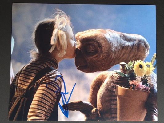 E.T. the Extra-Terrestrial - Signed by Drew Barrymore, with Letter of Authenticity - Photo, Autograph | Catawiki