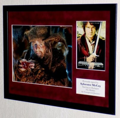 Hobbit, the - Sylvester McCoy (Radagast) Premium Framed, signed + COA & Photo signing session | Catawiki