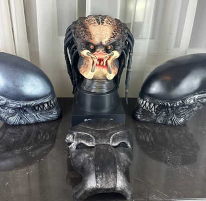 20th Century Fox - Lot of 3 - Predator Replica Bust & 2x Alien Ceramic heads - 1:2 Scale | Catawiki