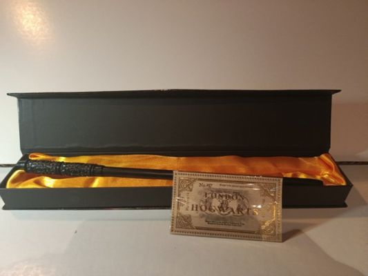 Harry Potter, Harry Potter and the Deathly Hallows - Warner Bros. - - Movie prop Replica Harry Potter wand set including presentation box with gold satin lining and a decorative | Catawiki