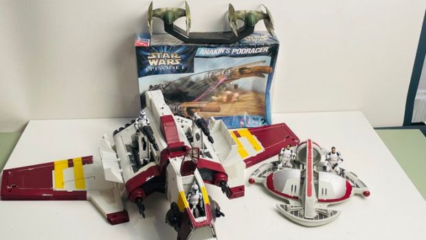 Hasbro, Ertl - Action figure 1999+ -> Star Wars Vehicle & Model Lot – Republic Attack Shuttle, Swamp Speeder, Droid Fighters & - 2000-2010 | Catawiki