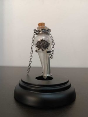 Harry Potter - - Movie prop Felix Felicis Pendant and Display (mint condition) | Catawiki
