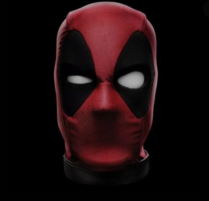 Deadpool - Hasbro, Marvel Legends - - Movie prop Interactive Deadpool head collectible with light-up eyes and audio; includes base and original | Catawiki