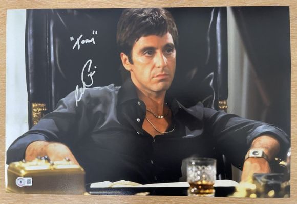 Scarface - 18x12" photo signed by Al Pacino with rare “Tony” inscription – Beckett Witnessed | Catawiki