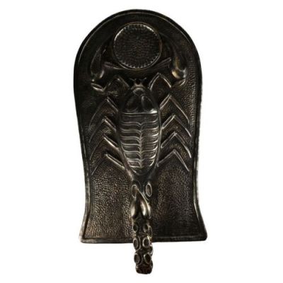 THE MUMMY RETURNS (2001) - Lot #250 : The Scorpion King‘s (Dwayne Johnson) Shield