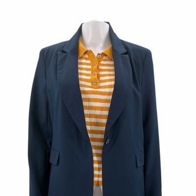 Lot 199: Poker Face Season 2 Gil Deacon (Ego Nwodim) Screen Worn Blazer & Shirt Ch 1 Sc 4, 5pt Ep 205 | VIP Fan Auctions