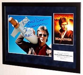 Macgyver | MacGyver - Richard Dean Anderson (MacGyver) Premium Framed, signed, COA & Photo signing session | Catawiki