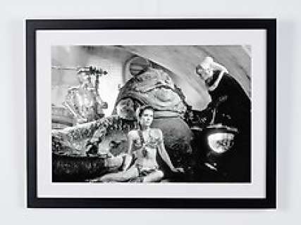 Carrie Fisher "Princess Leia" with Jabba the Hutt, Star Wars Episode Vi: Return of the Jedi | Star Wars Episode VI: Return of the Jedi, Carrie Fisher "Princess Leia" with Jabba the Hutt - Fine Art Photography - Luxury Wooden Framed 70X50 cm - Limited Edition Nr 04 of 30 - Serial ID 16720 - Original Certificate (COA), Hologram Logo Editor and&hellip; | Catawiki