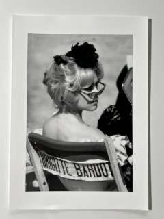 Brigitte Bardot - On the set of The Female (1958) - Collector - Collector Image - Size 42x30 cm - 100% new - Gallery Stamp - Never Exposed - Baryta - Flat shipped ! - No carton tube - Ready to Frame size A3 42x30 cm | Catawiki
