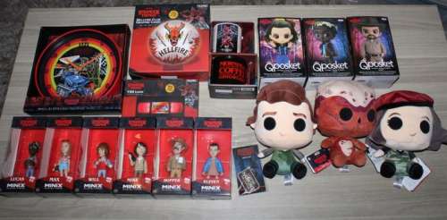 Stranger Things - Lot with Stranger Things Items - Figures - Mug - Light - Clock - Plush | Catawiki