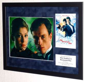 James Bond 007: Die Another Day - Rosamund Pike & Toby Stephens (Miranda Frost & Gustav Graves) Framed, signed, COA & sticker b’bc | Catawiki