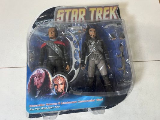 Diamond Comic Distributors - Figurine - Star Trek Deep Space Nine Figurines : Chancellor Gowron & Lieutenant Commander Worf (2) - Plastic | Catawiki