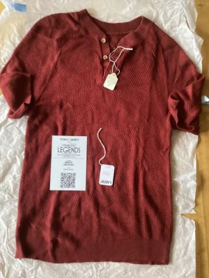 Bruce Lee, Shirt - Worn by him, circa 1972 - See Provenance - - Movie prop - Visible text and identifiers on tags and cards - Previously auctioned by Christie’s and Julien’s | Catawiki