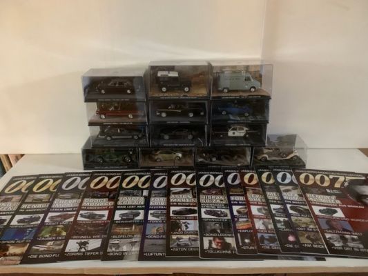 James Bond - thirteen cars James Bond films and Booklets | Catawiki