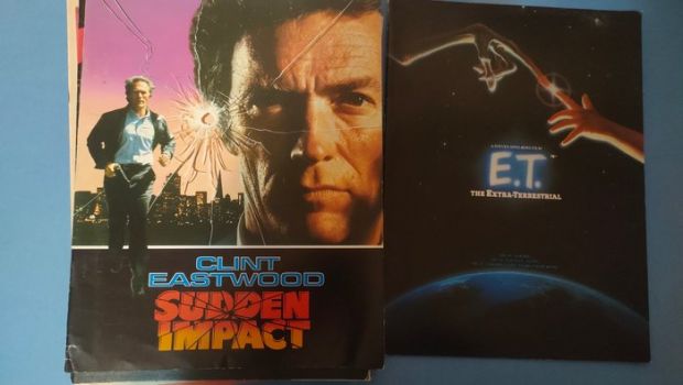 Huge Lot 30 Japanese cINEMA pressbooks - ET, Narnia, Catastrophe, Yakuzas, Eastwood, Connery, De Niro, Willis | Catawiki