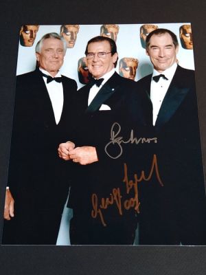 James Bond 007 - Sir Roger Moore (+) and George Lazenby - Double signe photo with COA | Catawiki