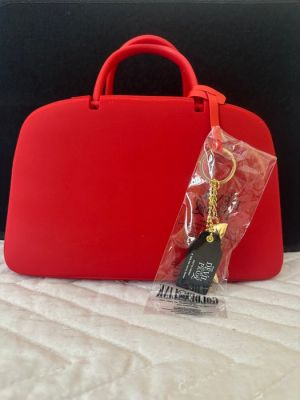 The Devil Wears Prada 2 - Golden Link Europe - - Movie prop Promotional plastic 3D container shaped like a red handbag with sealed gold high-heel keychain. New | Catawiki
