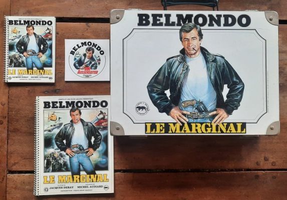 Renè Chateau , Jean-Paul Belmondo - Mallette René Chateau - Jean Paul Belmondo (cahier , carnet , autocollant) - 1980s | Catawiki