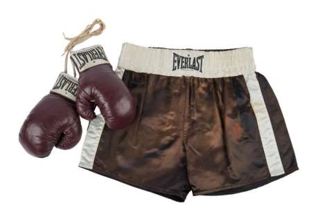 Lot 922 - RAGING BULL: ROBERT DE NIRO SCREEN-MATCHED "JAKE LAMOTTA" BOXING GLOVES AND SHORTS (WITH PHOTO AND DVD)