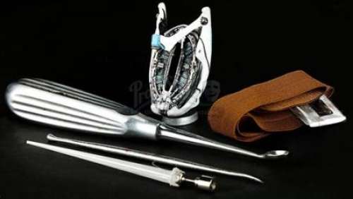 Mute - Lot 181 - Duck‘s (Justin Theroux) Artificial Larynx and Tool Set