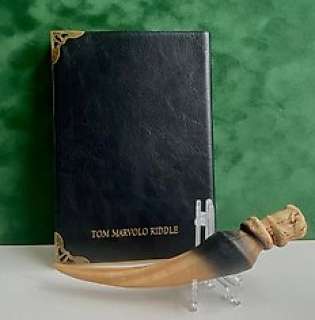 Harry Potter | Harry Potter - 2 Replica Props - Tom Riddle’s (Voldemort) Diary and Basilisk Replica Tooth | Catawiki