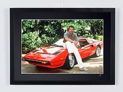Magnum, P.I. - Classic TV - Tom Selleck (Thomas Magnum) And His Ferrari 308 Gts | Magnum, P.I. - Classic TV - Tom Selleck (Thomas Magnum) and his Ferrari 308 GTS - Fine Art Photography - Luxury Wooden Framed 70X50 cm - Limited Edition Nr 02 of 30 - Serial ID 30120 - - Original Certificate (COA), Hologram Logo Editor and QR Code | Catawiki