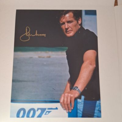 James Bond - Roger Moore as 007 (+2017) - signed with Certified Genuine bc holographie COA | Catawiki