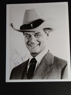 Dallas - Signed by Larry Hagman (+) with Letter of Authenticity - Photo, Autograph | Catawiki