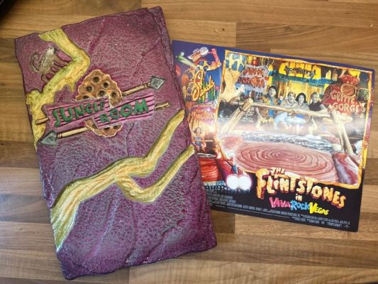 The Flintstones: Viva Rock Vegas - - Movie prop - Original Double sided Menu from the ’Jungle Room’ in the film - Painted, textured | Catawiki