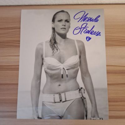 James Bond 007: Dr. No - Ursula Andress signed with Certified Genuine bc holographic COA | Catawiki