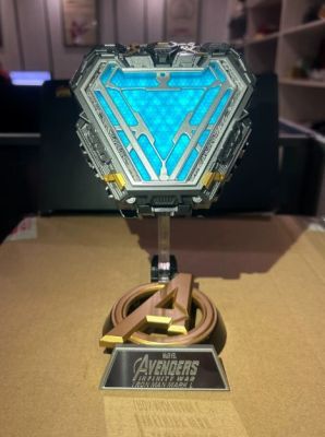 Avengers: Infinity War - Marvel - - Movie prop Display prop replica of Iron Man Mark 50 arc reactor on Avengers stand; includes presentation box | Catawiki